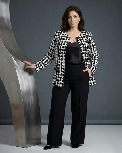 Επίσημο γυναικείο σακάκι πιε ντε πουλ σε λευκό και μαύρο, ιδανικό για μεγάλα μεγέθη, σε κομψή ολόσωμη λήψη που αναδεικνύει το στυλ.