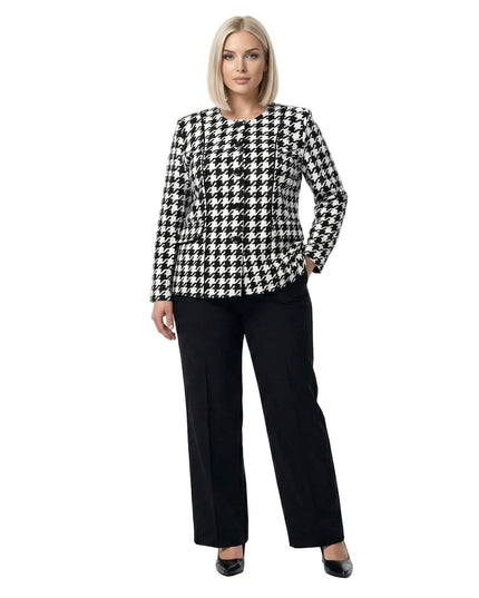 Ολόσωμη λήψη με επίσημο γυναικείο σακάκι πιε ντε πουλ σε λευκό και μαύρο χρώμα, σχεδιασμένο για μεγάλα μεγέθη, συνδυασμένο με μαύρο παντελόνι.