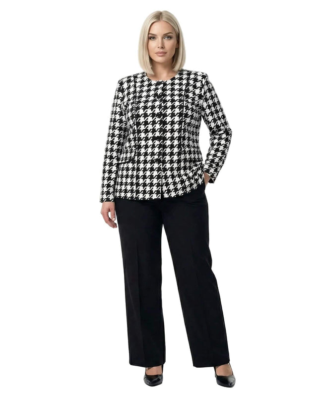 Ολόσωμη λήψη με επίσημο γυναικείο σακάκι πιε ντε πουλ σε λευκό και μαύρο χρώμα, σχεδιασμένο για μεγάλα μεγέθη, συνδυασμένο με μαύρο παντελόνι.