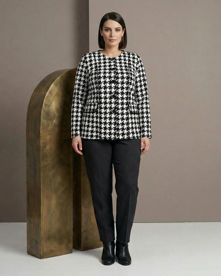 Ολόσωμη λήψη μοντέλου που φοράει επίσημο γυναικείο σακάκι πιε ντε πουλ σε λευκό, με στρογγυλή λαιμόκοψη και κουμπιά, ιδανικό για μεγάλα μεγέθη.