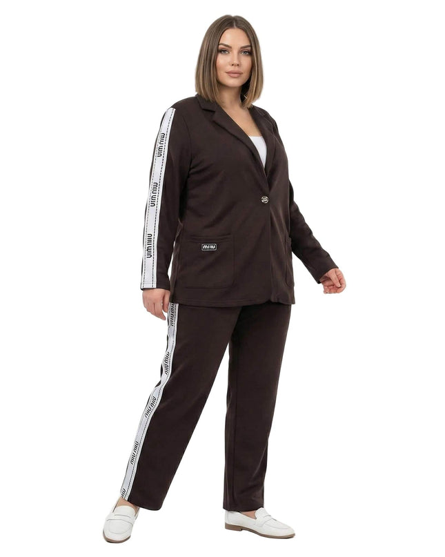 Ολόσωμη λήψη από επίσημο γυναικείο σετ δύο τεμαχίων σε καφέ χρώμα plus size, με σακάκι που κλείνει με ένα κουμπί και παντελόνι με λευκές ρίγες στο πλάι.