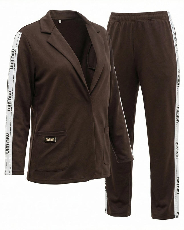 Καφέ γυναικείο σετ plus size. Σακάκι και παντελόνι με λευκές ρίγες στα πλαϊνά και λογότυπο στην τσέπη, φωτογραφημένα σε λευκό φόντο.