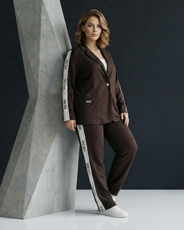 Επίσημο γυναικείο σετ plus size σε καφέ χρώμα, που περιλαμβάνει σακάκι και παντελόνι με λευκή ρίγα στο πλάι, σε ολόσωμη λήψη.