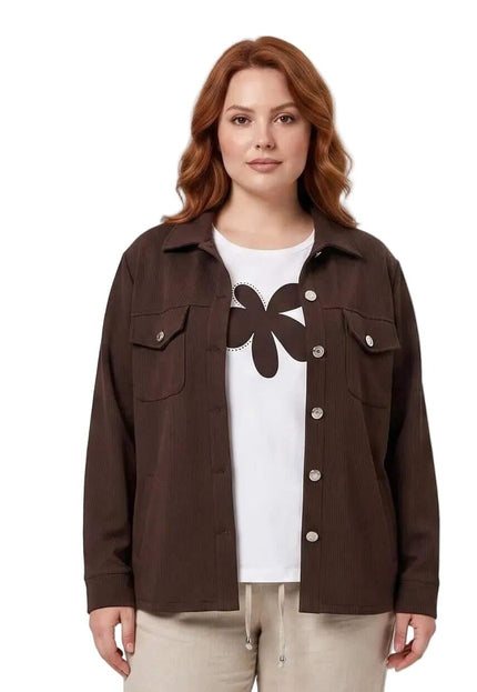 Γυναικείο σετ σε μεγάλα μεγέθη με καφέ jacket, λευκό t-shirt με σχέδιο λουλούδι και μπεζ παντελόνι, σε λευκό φόντο.