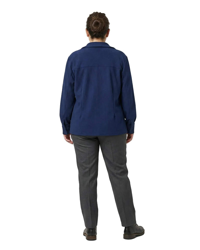 Πίσω όψη του μπλε σακακιού από το επίσημο γυναικείο σετ μεγάλα μεγέθη, με μακριά μανίκια και κλασικό γιακά, σε λευκό φόντο.