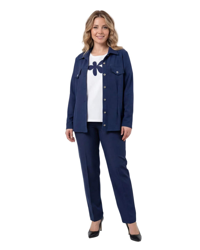 Ολόσωμη λήψη σε λευκό φόντο: Επίσημο γυναικείο σετ μεγάλα μεγέθη σε μπλε χρώμα. Αποτελείται από κομψό σακάκι και λευκό t-shirt με μπλε απλικέ λουλούδι.