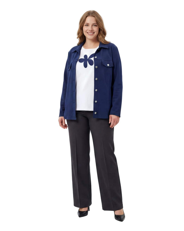 Επίσημο γυναικείο σετ σακάκι και t-shirt μεγάλα μεγέθη σε μπλε, ολόσωμη λήψη σε λευκό φόντο.