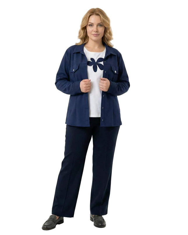 Ολόσωμη λήψη σε λευκό φόντο. Επίσημο γυναικείο σετ μεγάλα μεγέθη, αποτελούμενο από βαθύ μπλε σακάκι και λευκό t-shirt με απλικέ.