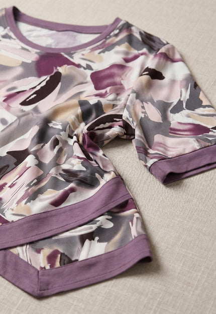 Flat lay κοντινή λεπτομέρεια από την τουνίκ του plus size σετ. Αναδεικνύεται το αφηρημένο μοτίβο, η λαιμόκοψη και το ασύμμετρο τελείωμα σε σάπιο μήλο.