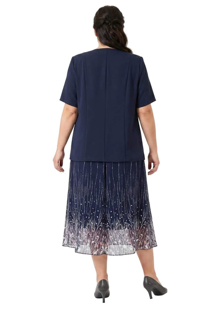 Πίσω όψη από επίσημο γυναικείο σετ plus size σε μπλε σκούρο. Διακρίνεται το κοντομάνικο σακάκι και η εβαζέ μίντι φούστα με φλοράλ σχέδιο στο κάτω μέρος.