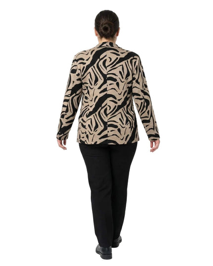 Επίσημο γυναικείο σακάκι μπεζ σε μεγάλα μεγέθη με μαύρο αφηρημένο μοτίβο, σε ολόσωμη λήψη που παρουσιάζει την πίσω όψη και την κομψή εφαρμογή στην πλάτη.