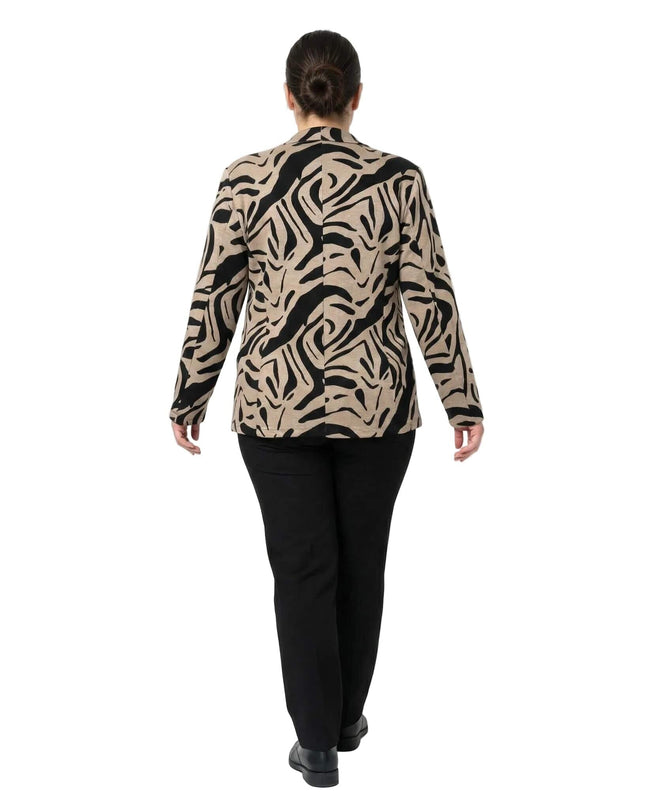 Επίσημο γυναικείο σακάκι μπεζ σε μεγάλα μεγέθη με μαύρο αφηρημένο μοτίβο, σε ολόσωμη λήψη που παρουσιάζει την πίσω όψη και την κομψή εφαρμογή στην πλάτη.