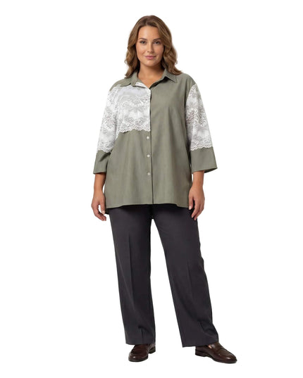 Επίσημο χακί λινό πουκάμισο με λευκή δαντέλα και κλασικό γιακά, ιδανικό για μεγάλα μεγέθη, σε ολόσωμη λήψη μπροστά σε λευκό φόντο.