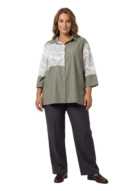 Επίσημο χακί λινό πουκάμισο με λευκή δαντέλα και κλασικό γιακά, ιδανικό για μεγάλα μεγέθη, σε ολόσωμη λήψη μπροστά σε λευκό φόντο.