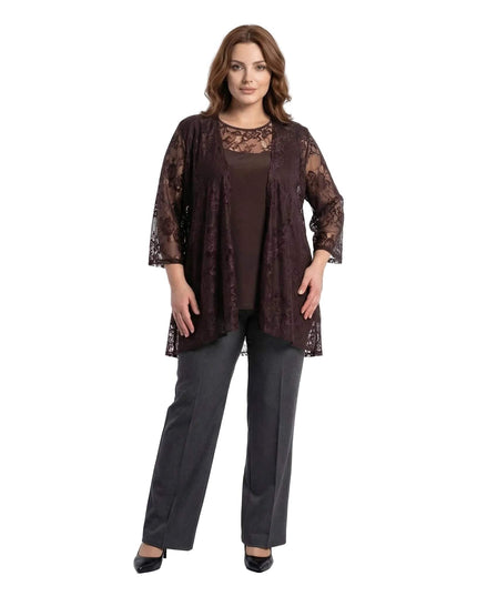 Ολόσωμη λήψη: Επίσημο καφέ γυναικείο σετ δύο τεμαχίων plus size, που αποτελείται από τοπ και αέρινη κάπα με λεπτομέρειες από φλοράλ δαντέλα.