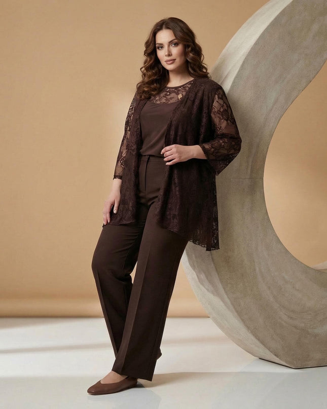 Ολόσωμη λήψη όπου παρουσιάζεται ένα επίσημο καφέ γυναικείο σετ plus size, που αποτελείται από τοπ και εντυπωσιακή δαντελένια κάπα.