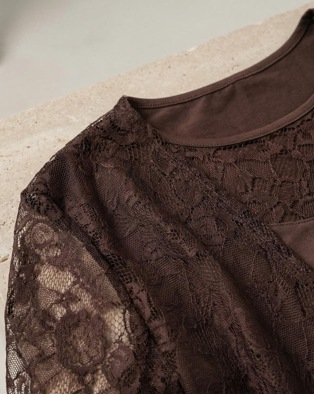 Κοντινή λεπτομέρεια στο καφέ γυναικείο σετ δύο τεμαχίων σε plus size, εστιάζοντας στη λαιμόκοψη και το φλοράλ σχέδιο της δαντέλας.