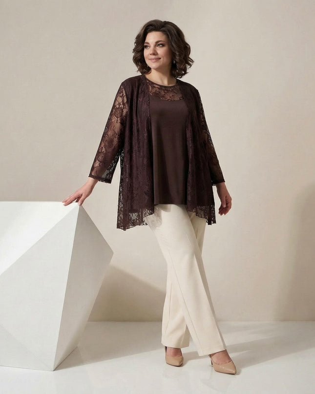 Ολόσωμη λήψη: Επίσημο καφέ γυναικείο σετ δύο τεμαχίων για καμπύλες, που περιλαμβάνει άνετο τοπ και αέρινη δαντελένια κάπα σε χαλαρή γραμμή.