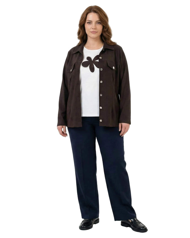 Ολόσωμη λήψη σε λευκό φόντο: γυναικείο επίσημο καφέ plus size σετ δύο τεμαχίων, με ανοιχτό πουκάμισο-σακάκι και λευκό t-shirt με φλοράλ απλικέ.