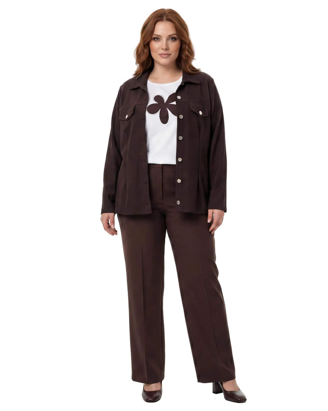 Επίσημο καφέ plus size σετ ρούχων, με ανοιχτό σακάκι, ασορτί παντελόνι και λευκό t-shirt με φλοράλ σχέδιο στο στήθος, σε ολόσωμη λήψη.