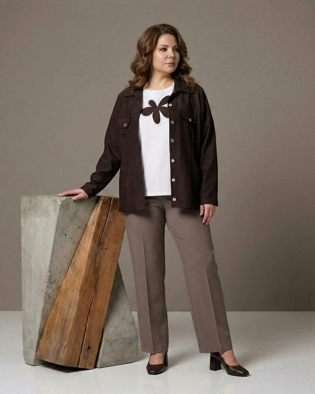 Κομψό καφέ επίσημο plus size σετ δύο τεμαχίων σε ολόσωμη λήψη. Διακρίνεται το σακάκι με κουμπιά και το λευκό t-shirt με το φλοράλ απλικέ σχέδιο.