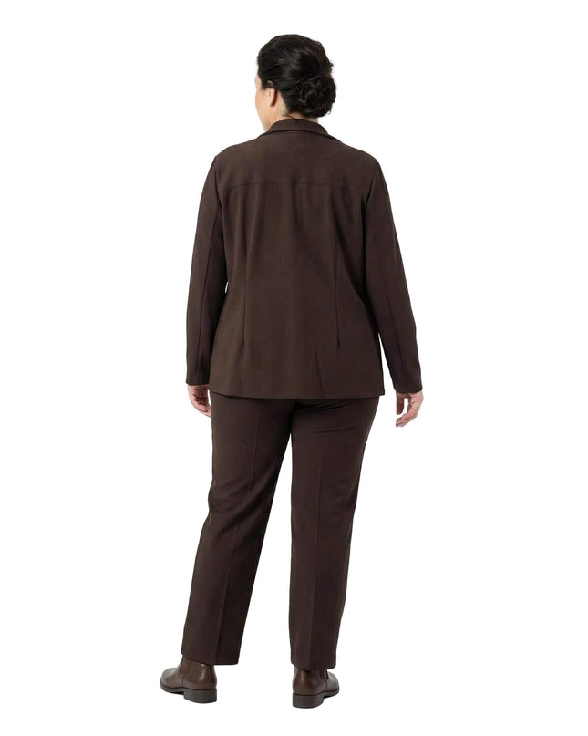 Πίσω όψη για το επίσημο καφέ σετ σε μεγάλα μεγέθη. Η γυναίκα φοράει το κομψό μακρυμάνικο σακάκι και το ασορτί ίσιο παντελόνι.