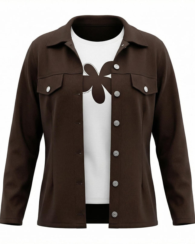 Επίσημο γυναικείο plus size σετ δύο τεμαχίων, με καφέ πουκάμισο-σακάκι και λευκό t-shirt με φλοράλ λεπτομέρεια. Λήψη σε λευκό φόντο.