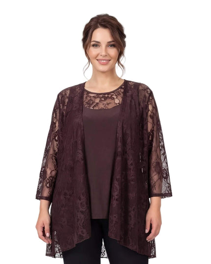 Μπροστινή όψη σε λευκό φόντο: Επίσημο καφέ γυναικείο σετ δύο τεμαχίων plus size με τοπ και λεπτομερή δαντελένια κάπα.