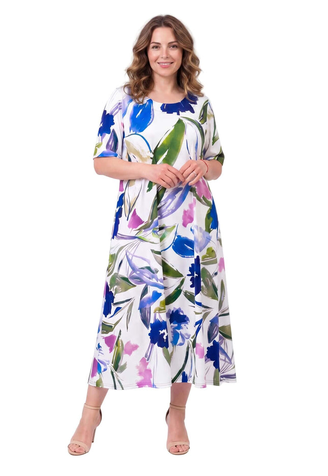 Μπροστινή ολόσωμη λήψη σε λευκό φόντο: Επίσημο καλοκαιρινό φλοράλ μάξι φόρεμα plus size με λευκή βάση, μπλε μοτίβα και κοντά μανίκια.