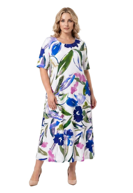 Επίσημο καλοκαιρινό φλοράλ μάξι φόρεμα plus size με κοντά μανίκια και μεγάλα μπλε, πράσινα και μωβ λουλούδια, φωτογραφημένο σε λευκό φόντο.