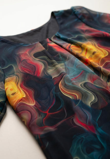 Κοντινή λεπτομέρεια σε επίσημο καλοκαιρινό φόρεμα plus size. Φαίνεται η στρογγυλή λαιμόκοψη με πιέτα και το εντυπωσιακό πολύχρωμο μοτίβο στο σιφόν.