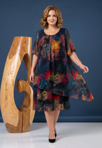 Ολόσωμη λήψη μπροστά: Επίσημο καλοκαιρινό φόρεμα plus size από σιφόν με πολύχρωμο αφηρημένο μοτίβο, αέρινα μανίκια και ασύμμετρο τελείωμα.