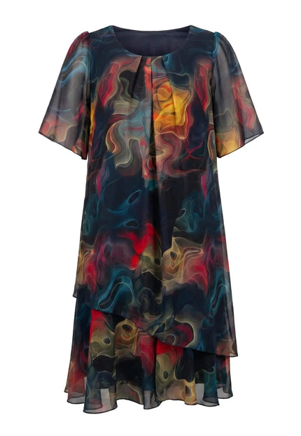 Επίσημο καλοκαιρινό φόρεμα plus size από αέρινο σιφόν. Μπροστινή όψη σε λευκό φόντο που αναδεικνύει το πολύχρωμο αφηρημένο μοτίβο και την ασύμμετρη γραμμή.