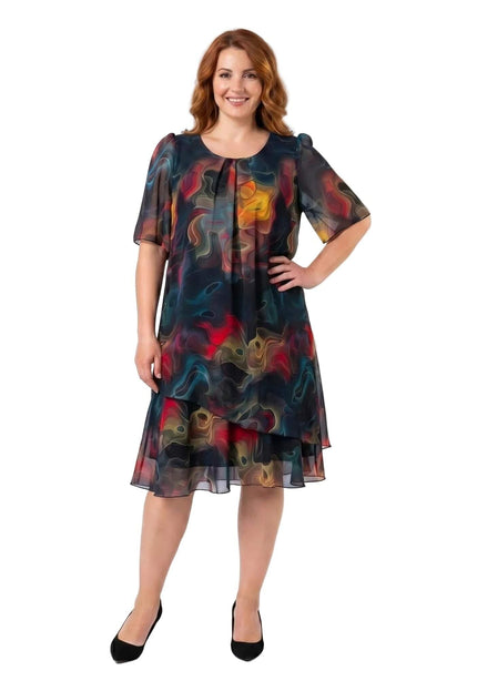 Ολόσωμη λήψη σε λευκό φόντο: Επίσημο καλοκαιρινό φόρεμα plus size από σιφόν, με πολύχρωμο αφηρημένο μοτίβο, κοντά μανίκια και ασύμμετρο τελείωμα.