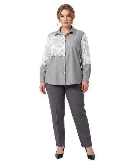 Επίσημο χακί λινό πουκάμισο σε μεγάλα μεγέθη με λευκή δαντέλα στο στήθος και τα μανίκια, σε ολόσωμη λήψη σε λευκό φόντο.