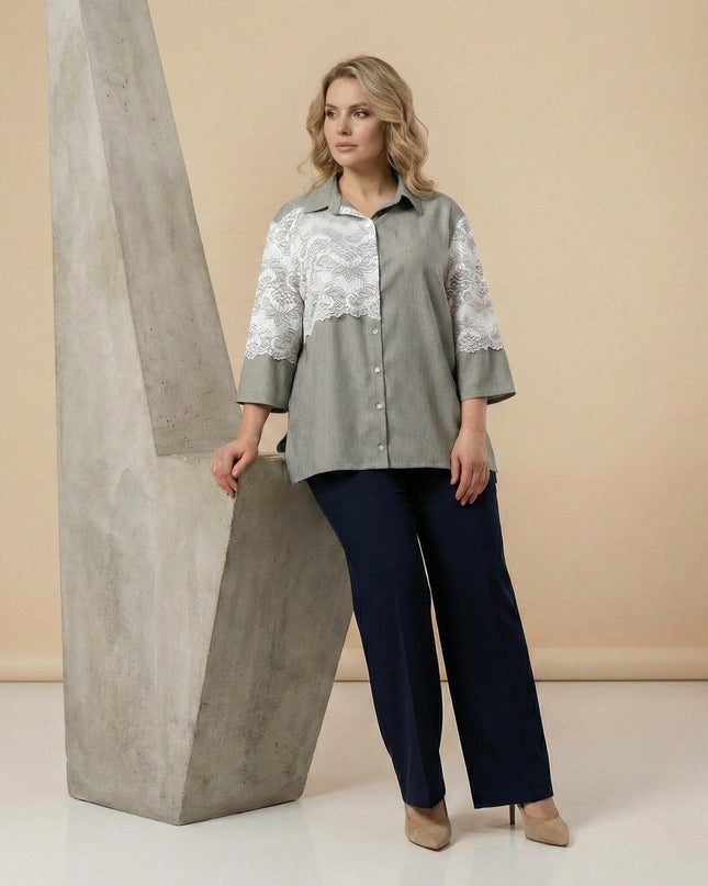 Ολόσωμη λήψη μοντέλου που φοράει επίσημο χακί λινό πουκάμισο με λεπτομέρειες λευκής δαντέλας στο στήθος και τα μανίκια, σε γραμμή για μεγάλα μεγέθη.