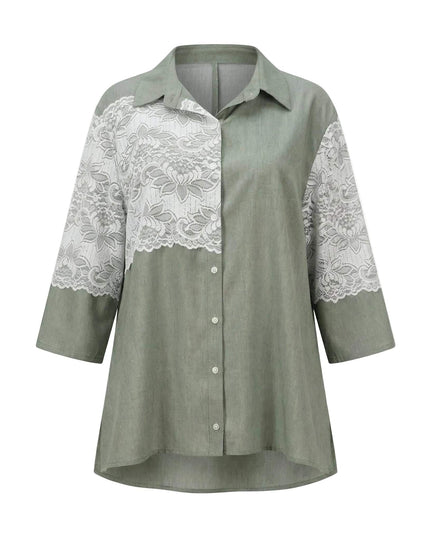 Επίσημο χακί λινό πουκάμισο plus size με εντυπωσιακή λευκή δαντέλα στον ώμο και το μανίκι, κλασικό γιακά και κουμπιά, φωτογραφημένο σε λευκό φόντο.