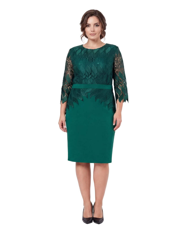 Επίσημο λαδί φόρεμα μεγάλα μεγέθη με δαντέλα στο μπούστο και τα μανίκια, σε ολόσωμη μπροστινή λήψη σε λευκό φόντο.