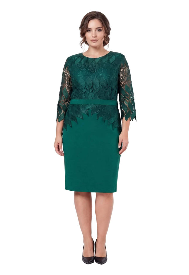 Επίσημο λαδί φόρεμα μεγάλα μεγέθη με δαντέλα στο μπούστο και τα μανίκια, σε ολόσωμη μπροστινή λήψη σε λευκό φόντο.