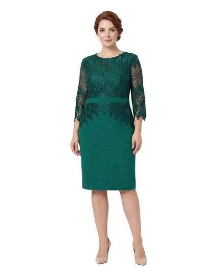 Επίσημο λαδί φόρεμα με δαντέλα στο μπούστο και τα μανίκια, ιδανικό για μεγάλα μεγέθη. Ολόσωμη λήψη σε λευκό φόντο που αναδεικνύει την κομψή ίσια γραμμή του.