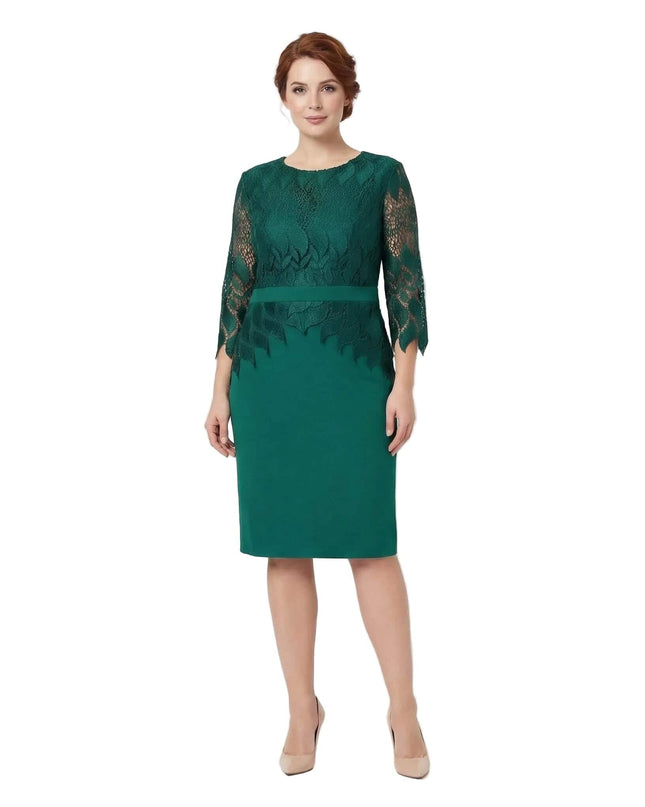 Επίσημο λαδί φόρεμα με δαντέλα στο μπούστο και τα μανίκια, ιδανικό για μεγάλα μεγέθη. Ολόσωμη λήψη σε λευκό φόντο που αναδεικνύει την κομψή ίσια γραμμή του.