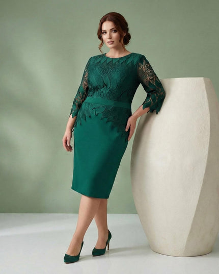 Επίσημο λαδί φόρεμα με δαντέλα στο μπούστο και τα μανίκια, σχεδιασμένο για μεγάλα μεγέθη. Ολόσωμη λήψη του μοντέλου που ποζάρει όρθιο ακουμπώντας σε λευκό διακοσμητικό βάζο.