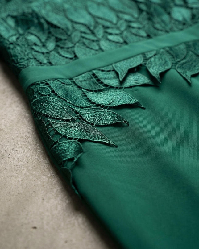 Κοντινή λεπτομέρεια της δαντέλας με φυτικά μοτίβα σε επίσημο λαδί φόρεμα μεγάλα μεγέθη, που αναδεικνύει την ποιότητα ραφής και την υφή του υφάσματος.