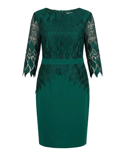 Επίσημο λαδί φόρεμα με δαντέλα μεγάλα μεγέθη, με μανίκια 3/4 και κομψό σχέδιο στο μπούστο. Ολόσωμη λήψη του ρούχου σε λευκό φόντο.