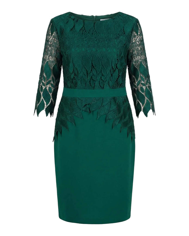 Επίσημο λαδί φόρεμα με δαντέλα μεγάλα μεγέθη, με μανίκια 3/4 και κομψό σχέδιο στο μπούστο. Ολόσωμη λήψη του ρούχου σε λευκό φόντο.