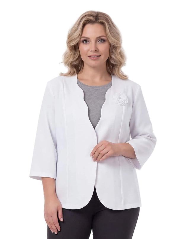 Επίσημο λευκό σακάκι σε μεγάλα μεγέθη, με διακοσμητική καρφίτσα τριαντάφυλλο στο πέτο. Μπροστινή λήψη μέχρι τη μέση σε λευκό φόντο.