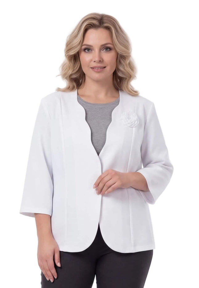 Επίσημο λευκό σακάκι σε μεγάλα μεγέθη, με διακοσμητική καρφίτσα τριαντάφυλλο στο πέτο. Μπροστινή λήψη μέχρι τη μέση σε λευκό φόντο.