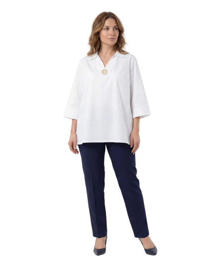 Επίσημο λευκό βαμβακερό πουκάμισο plus size με άνετη γραμμή και καρφίτσα στο γιακά, σε ολόσωμη λήψη με μοντέλο.