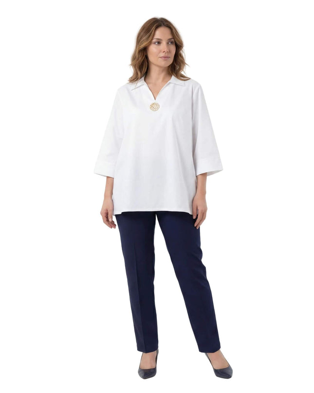 Επίσημο λευκό βαμβακερό πουκάμισο plus size με άνετη γραμμή και καρφίτσα στο γιακά, σε ολόσωμη λήψη με μοντέλο.