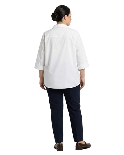 Πίσω όψη από επίσημο λευκό βαμβακερό πουκάμισο σε μεγάλα μεγέθη, με άνετη ριχτή γραμμή και μανίκια 7/8.